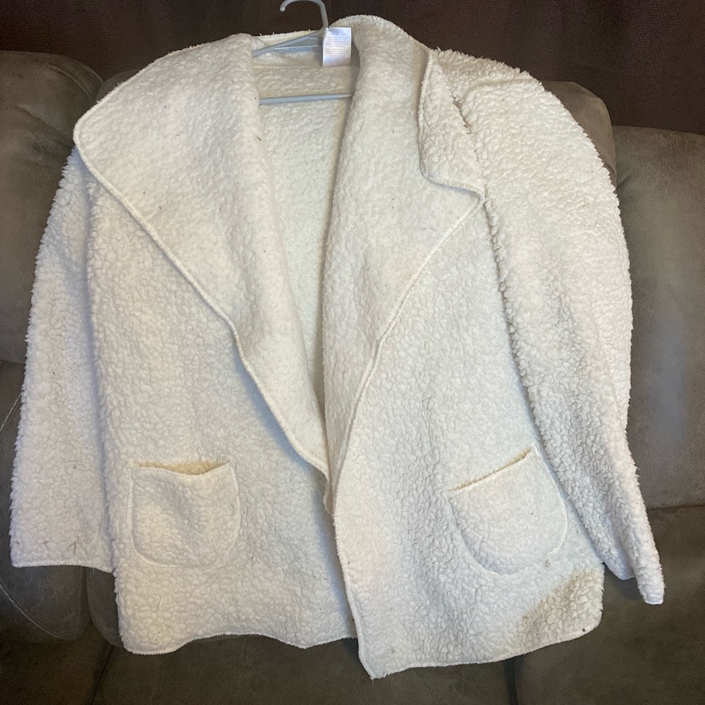 White fluffy Shaw size XL 16-18